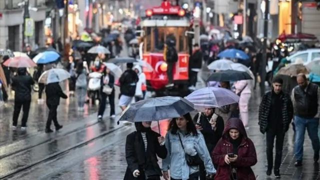 İstanbul'da Sıcaklık 8 Derece Düşecek, Gök Gürültülü Sağanak Bekleniyor