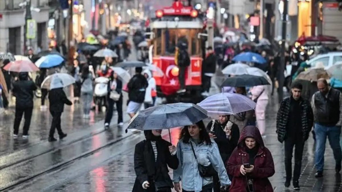 İstanbul'da Sıcaklık 8 Derece Düşecek, Gök Gürültülü Sağanak Bekleniyor