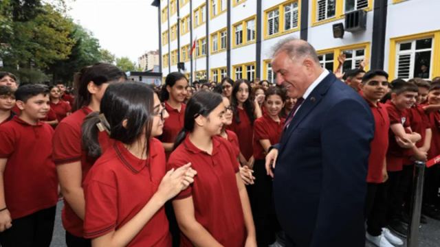 İBB, Esenyurt'ta öğrencilere kırtasiye desteği sağladı
