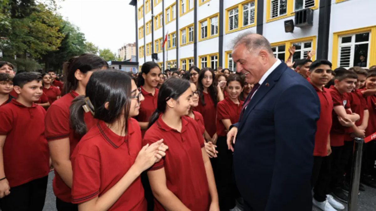 İBB, Esenyurt'ta öğrencilere kırtasiye desteği sağladı