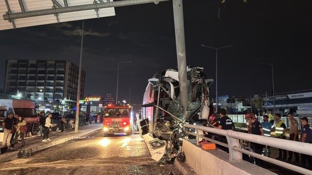 Adana'da yolcu otobüsü tabela direğine çarptı, 11 yaralı