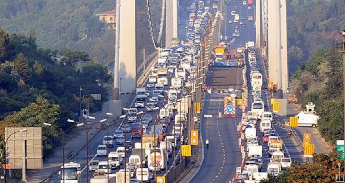 İstanbul'da TEM Otoyolu'ndaki bakım çalışmaları trafiği felç etti