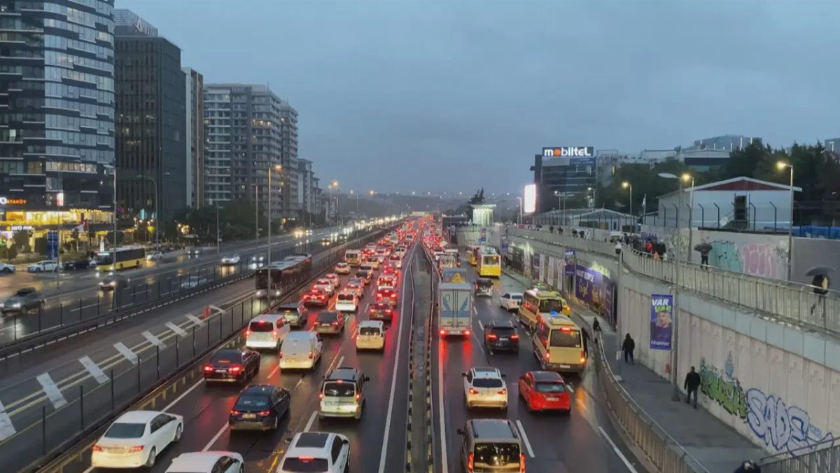 İstanbul'da Trafik Yoğunluğu Yağışla Artış Gösterdi