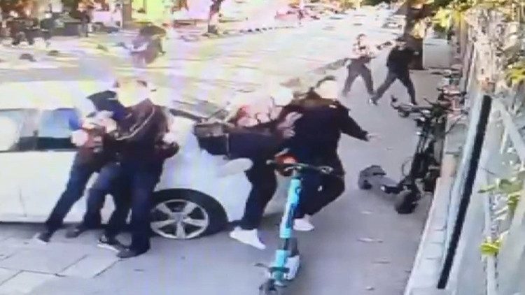 İstanbul Kadıköy'de okul önünde kaza: 4 öğrenci yaralandı