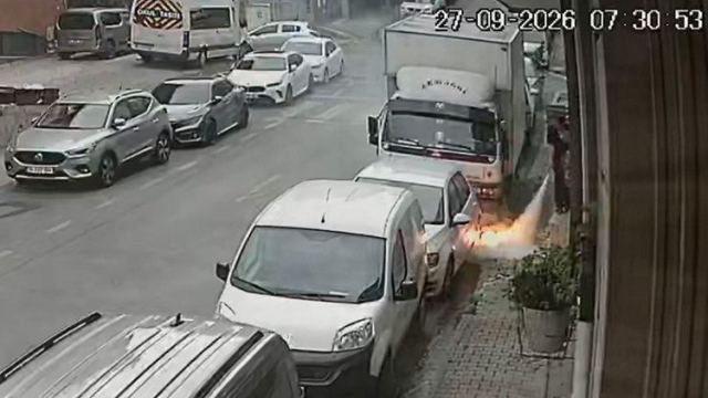 Kağıthane'de elektrik kabloları yandı, sürücü aracını kurtardı