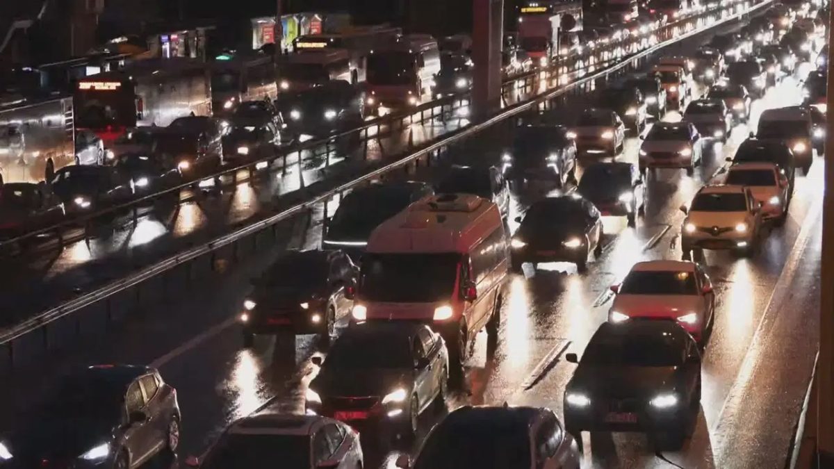 İstanbul'da yağışlı hava trafiği etkiliyor