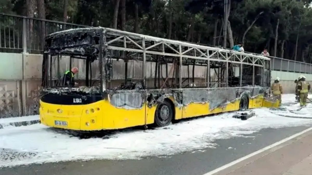 Bakırköy'de İETT otobüsü seyir halindeyken yandı
