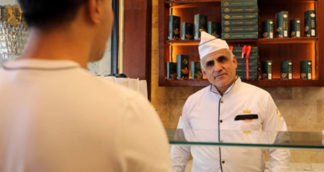 Gaziantep'li Adnan, Yunanlılara karşı baklavayı tanıtıyor
