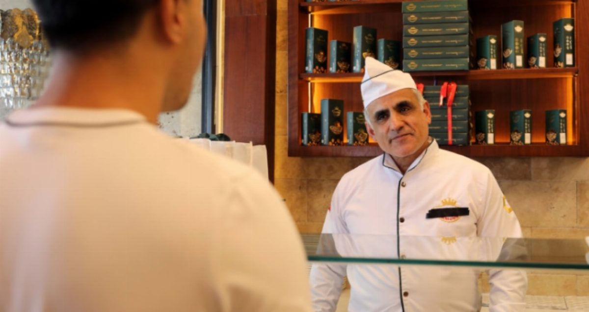 Gaziantep'li Adnan, Yunanlılara karşı baklavayı tanıtıyor