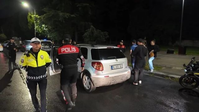 Üsküdar'da Huzur İstanbul denetimi: Araçlar arandı