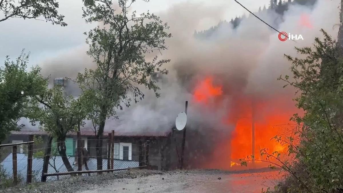 İnebolu'da çıkan yangın 4 ahşap eve sıçradı