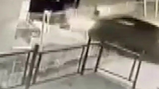 Eyüpsultan'da otomobil 15 metre yükseklikten bahçeye düştü
