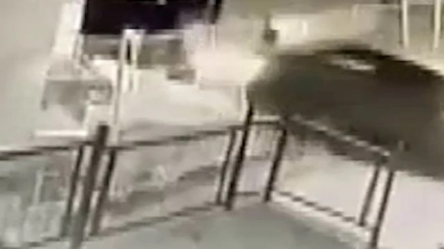 Eyüpsultan'da otomobil 15 metre yükseklikten bahçeye düştü
