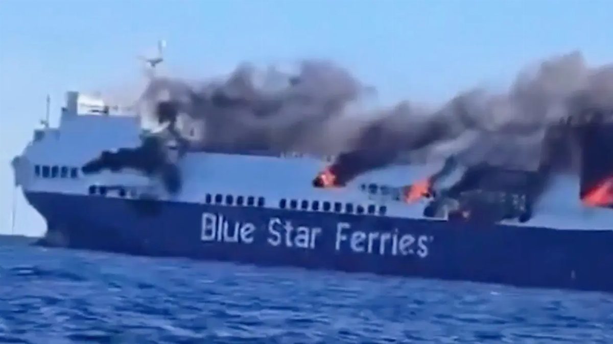 Mikonos açıklarında Blue Carrier 2 kargo gemisi yandı