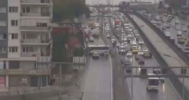 Avcılar'da Servis Midibüsü Duvara Çarptı, 8 Kişi Yaralandı