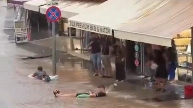 Yabancı Turistler Fethiye'de Sel Sularında Eğlendi