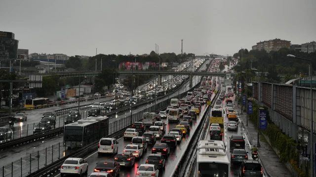 İstanbul'da yağmur trafiği etkiledi, yoğunluk yüzde 85'e ulaştı