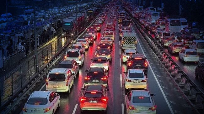 İstanbul'da yağmur trafiği etkiliyor, yoğunluk yüzde 83'e ulaştı