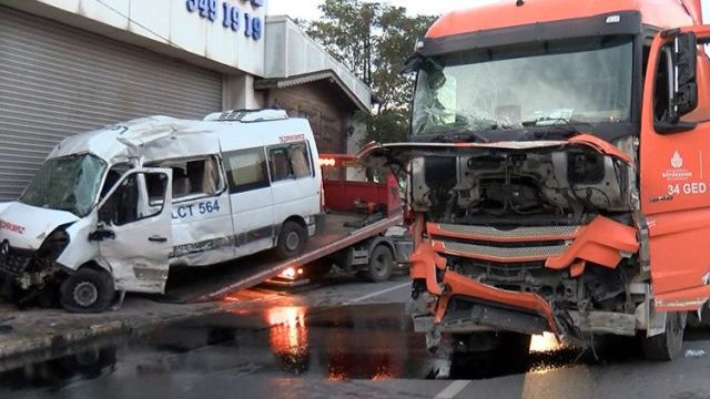İstanbul'da İBB aracı ile minibüs çarpıştı, 2 yaralı
