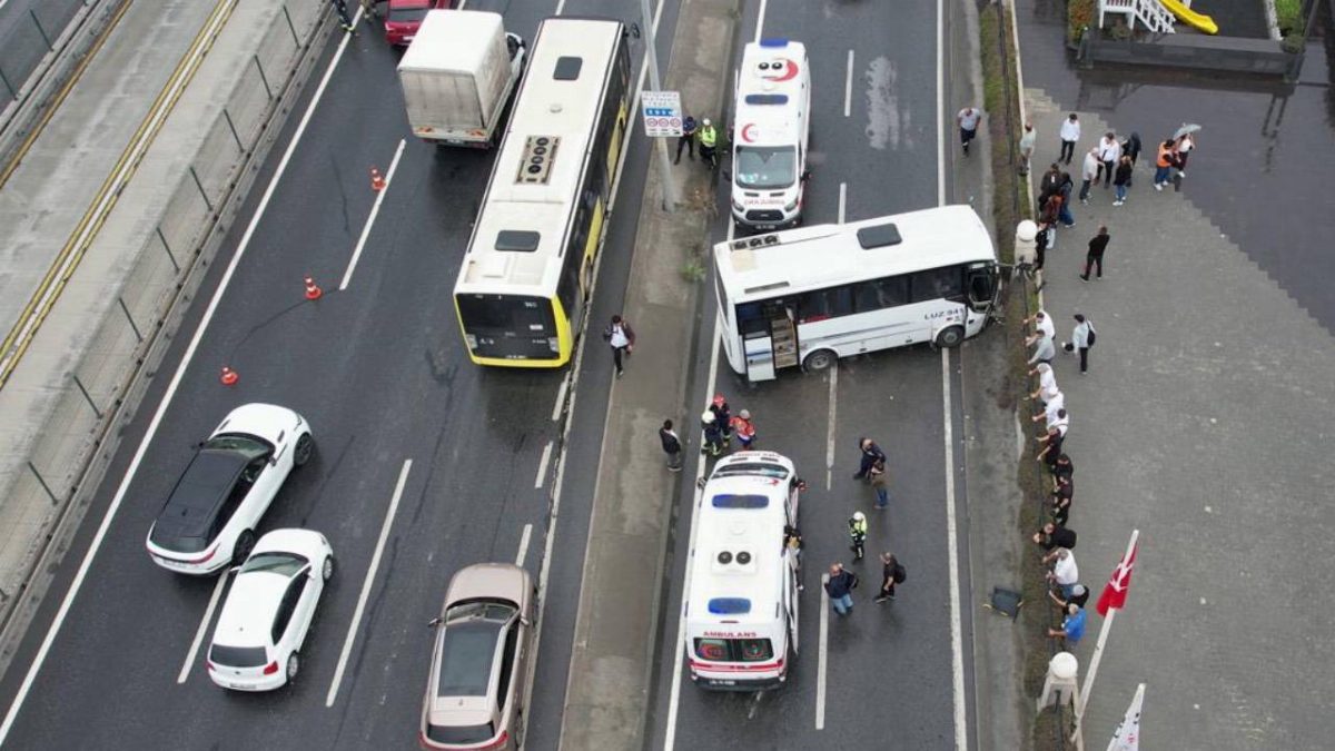 Avcılar'da THY personel servisi ile otomobil çarpıştı