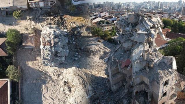 Küçükçekmece'de Yıkımı Yapılan Bina Kendiliğinden Çöktü