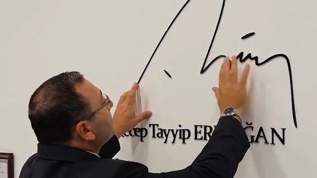 Üsküdar'da Dündar Ziya Gültekin, Erdoğan'ın İmzasını Yerleştirdi