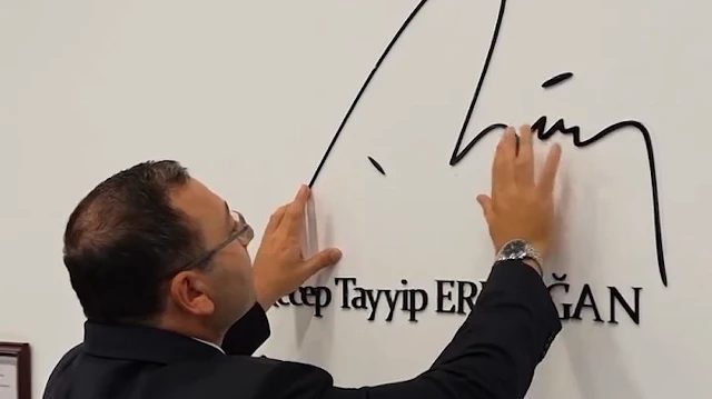 Üsküdar'da Dündar Ziya Gültekin, Erdoğan'ın İmzasını Yerleştirdi