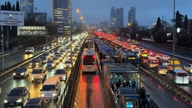 İstanbul'da trafik yoğunluğu yağmurla arttı