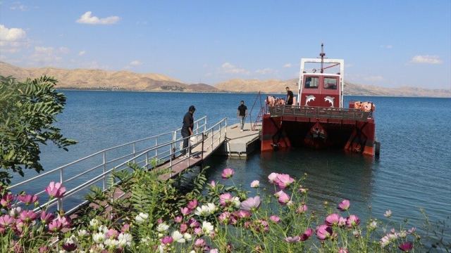 Hazar Gölü, Temizleme Aracıyla Çalışmalara Devam Ediyor