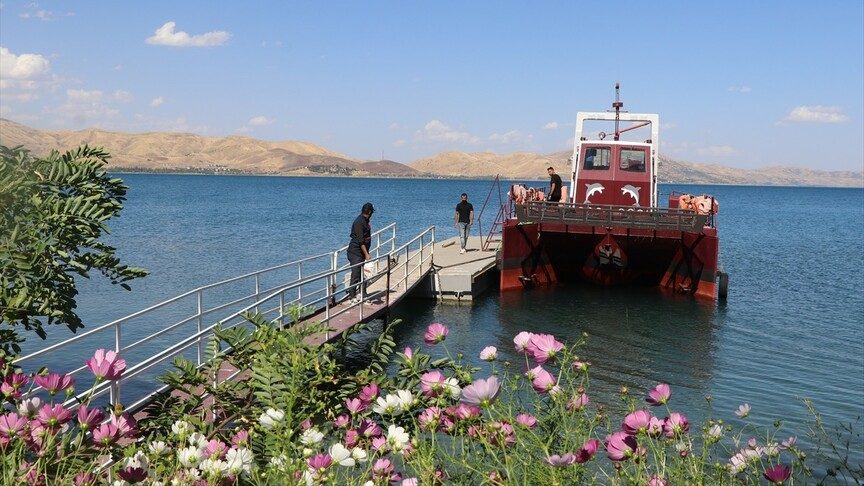 Hazar Gölü, Temizleme Aracıyla Çalışmalara Devam Ediyor