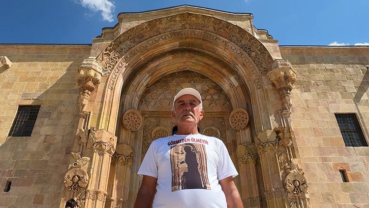 Divriği Ulu Cami'nin Gönüllü Elçisi Mustafa Yıldırım Bilgilendiriyor