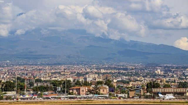 Etna Yanardağı'nın kül püskürtmesi hava ulaşımını etkiliyor