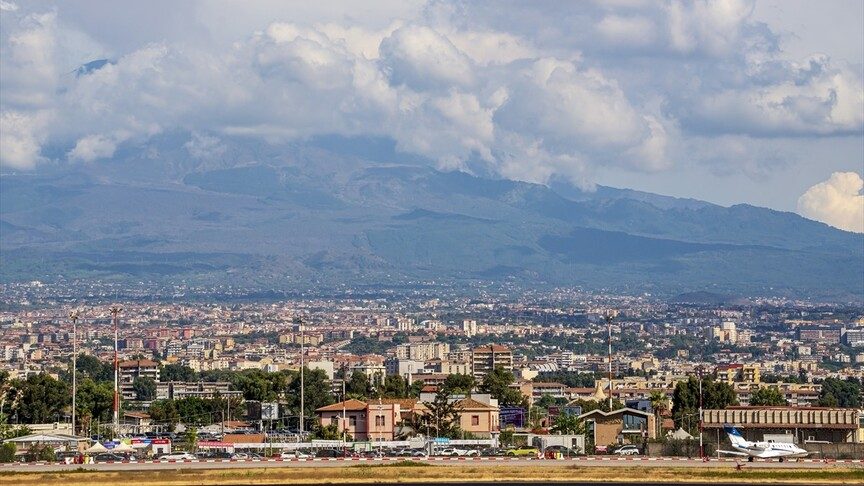Etna Yanardağı'nın kül püskürtmesi hava ulaşımını etkiliyor