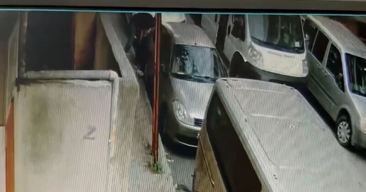 Kağıthane'de Servisten İnen Veli, Yürüyene Saldırdı