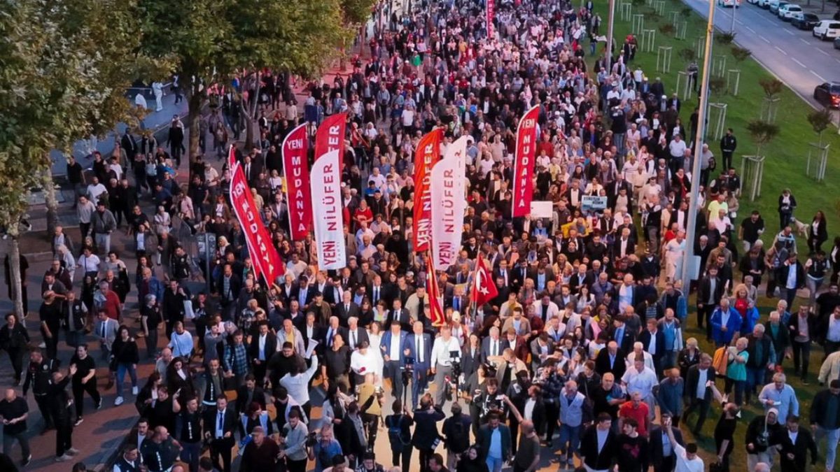 Özgür Özel Bursa’da Buluştu, Erdoğan’a Seçim Çağrısı Yaptı