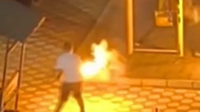 Mardin'de parkta alevli sopalarla çocukları kovaladılar