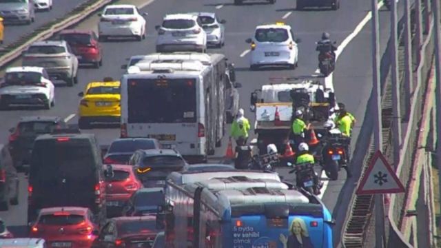 Boğaziçi Köprüsü'nde metrobüs motosiklete çarptı, yaralı var