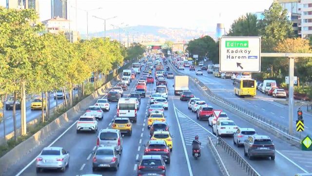 İstanbul'da trafik yoğunluğu arttı, 18 bin servis yola çıktı