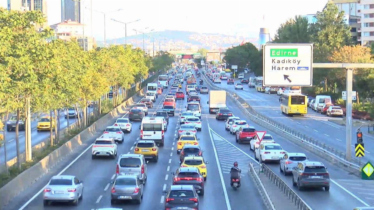İstanbul'da trafik yoğunluğu arttı, 18 bin servis yola çıktı