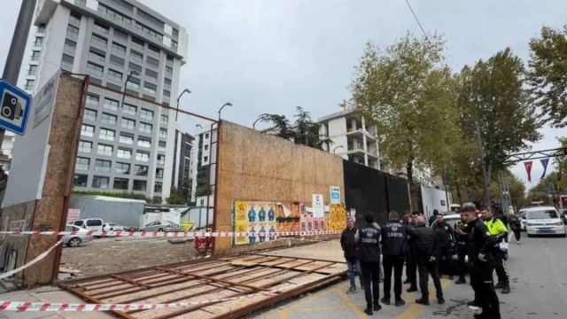 Kadıköy'de İnşaat Kaplaması Yayaların Üzerine Devrildi