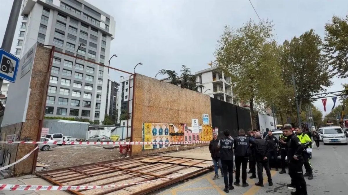 Kadıköy'de İnşaat Kaplaması Yayaların Üzerine Devrildi