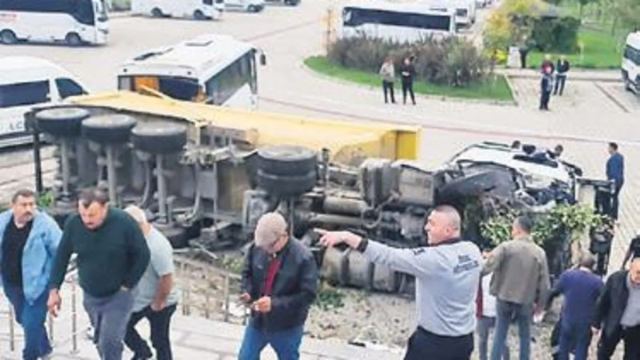 Eyüpsultan'da hafriyat kamyonu kaza yaptı
