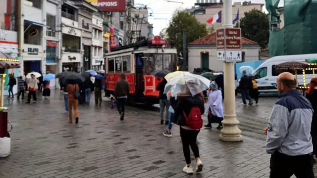 İstanbul'da Fırtına Şiddetli Rüzgar ve Hasara Neden Oldu