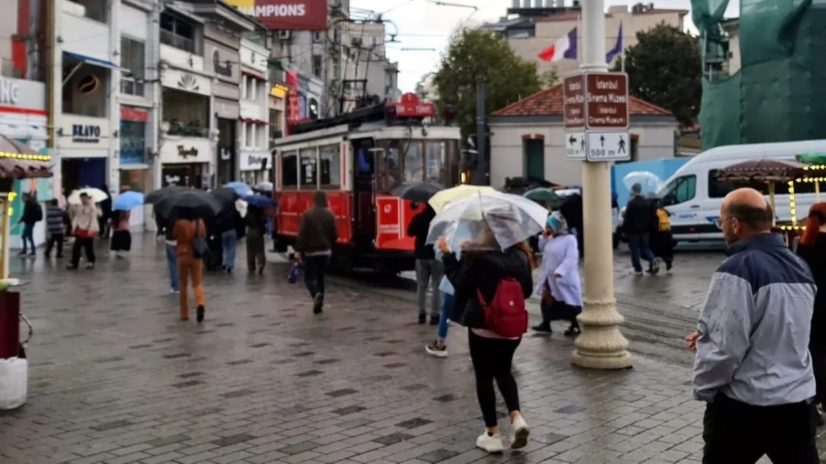 İstanbul'da Fırtına Şiddetli Rüzgar ve Hasara Neden Oldu