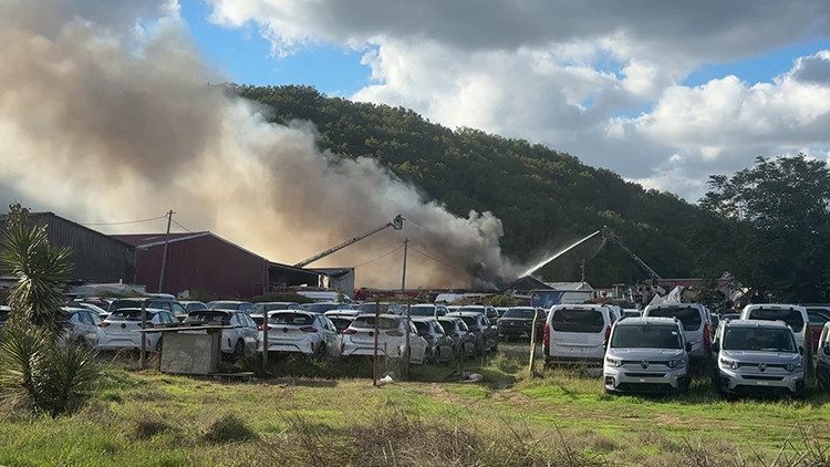 Eyüpsultan'da Yediemin Otoparkında Yangın Kontrol Altına Alındı