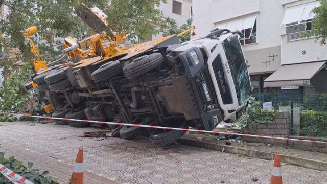 Kadıköy'de devrilen vinç 11 katlı binaya çarptı