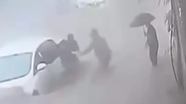 Ayazağa'da selde mahsur kalan sürücü camdan kurtarıldı