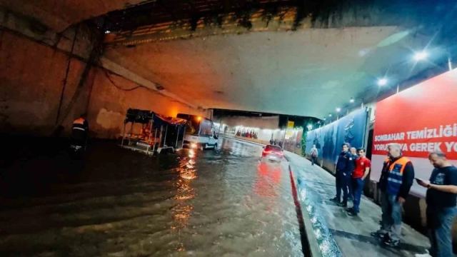 Zincirlikuyu Alt Geçidi'nde Ana Boru Patladı
