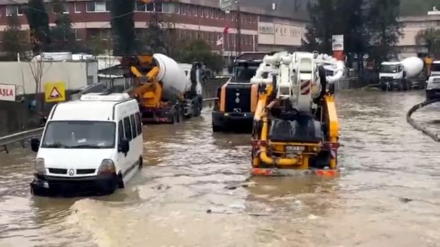 İstanbul'da Sel Suları Vatandaşları Mağdur Etti
