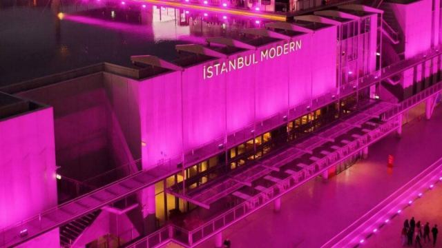 İstanbul Modern, Meme Kanseri Farkındalık Ayı için Pembe Işıkla Aydınlatıldı